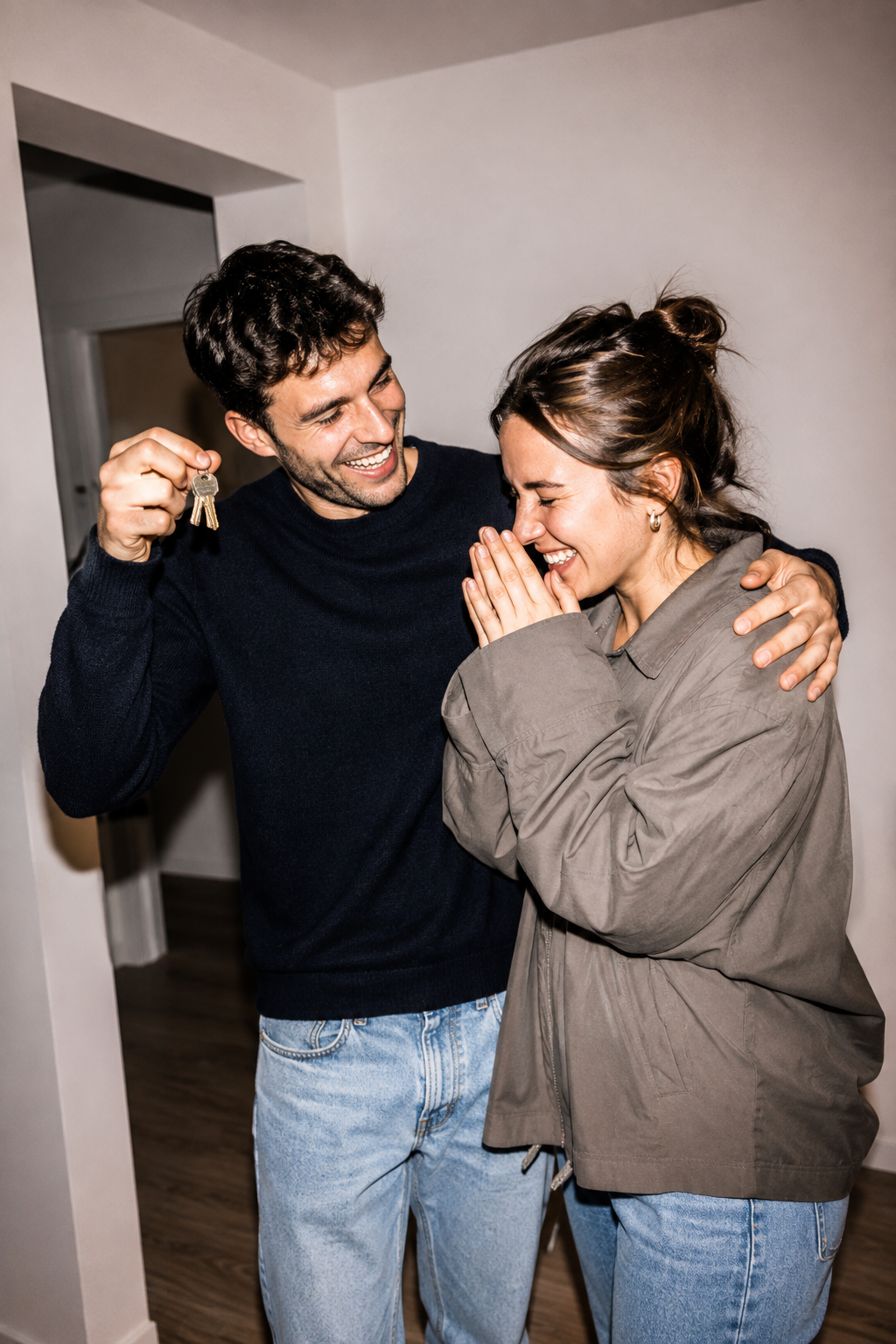 Un couple heureux avec les clés de son nouveau logement